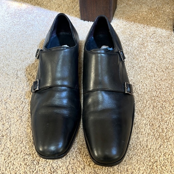 Hugo Boss mens SZ 9.5 black leather shoes. main image 6